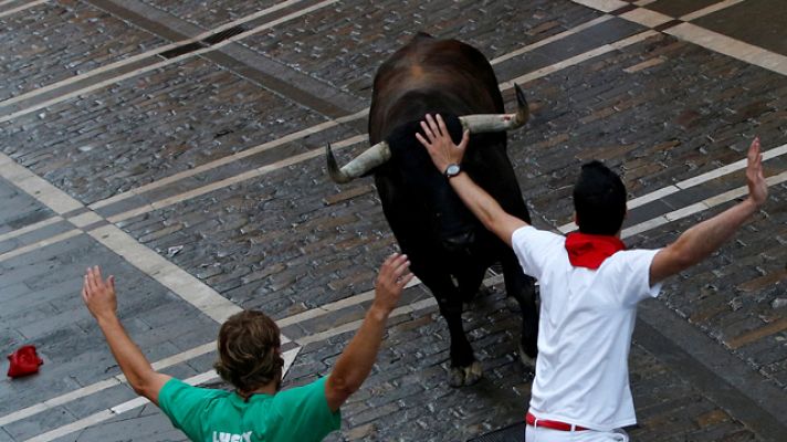 San Fermín - Un toro de Cebada Gago da la vuelta y desata el pánico entre los mozos