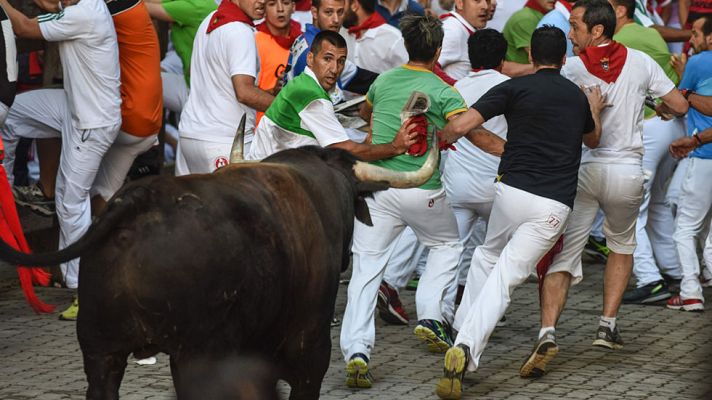 San Fermín - Peligro en el segundo encierro de San Fermín 2016 con dos toros sueltos