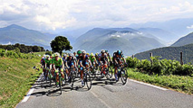 Segunda y penúltima jornada pirenaica en el Tour de Francia que, como la anterior, tiene su meta a la bajada de un puerto, aunque en esta ocasión los ciclistas deberán superar cuatro. Entre Pau y Bagnères-de-Luchon, con 184 kilómetros, la etapa comie