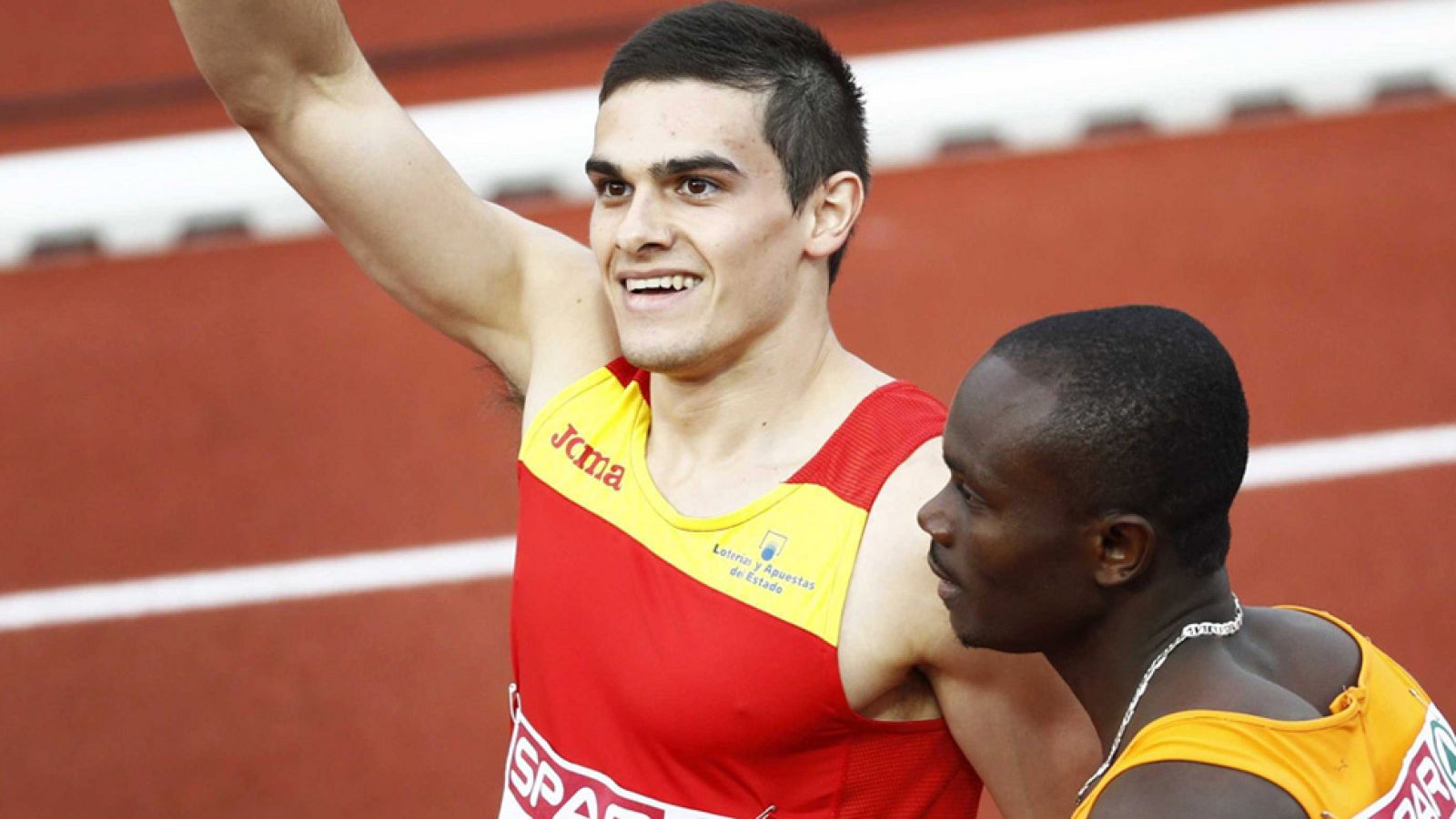 El espa&ntilde;ol Bruno Hortelano se ha proclamado campe&oacute;n de Europa de 200 metros con una marca de 20.45 segundos, por detr&aacute;s del holand&eacute;s Churandy Martina, que complet&oacute; el doblete de la velocidad al imponerse con un tiempo de 20.37, pero fue descalificado por pisar el l&iacute;mite de la calle.