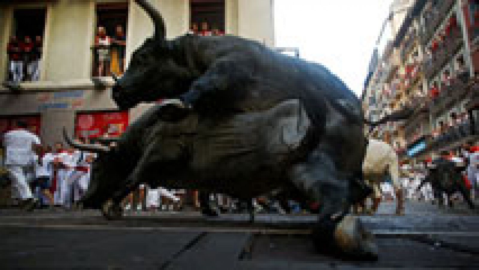 San Fermín: Los toros han resbalado en varias ocasiones a lo largo del tercer encierro de San Fermín 2016 | RTVE Play