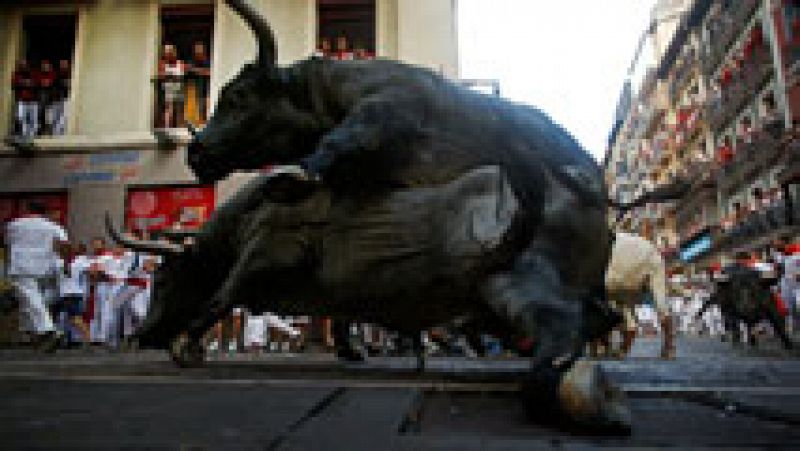 Los toros han resbalado en varias ocasiones a lo largo del tercer encierro de San Fermín 2016