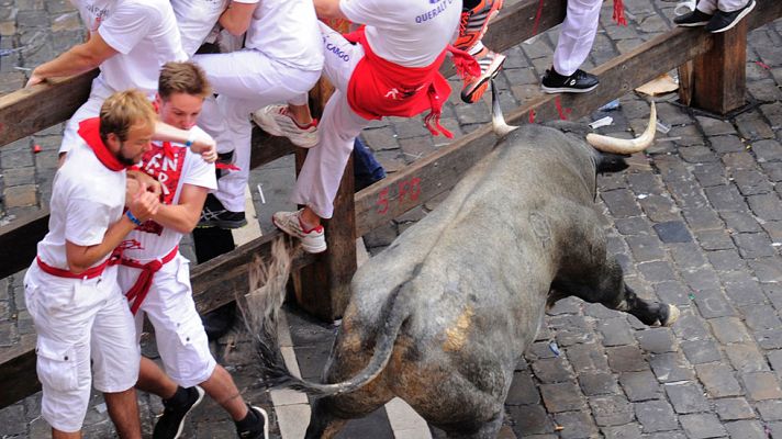 San Fermín - El toro vuelto en el tercer encierro de San Fermín 2016 ha hecho el recorrido en solitario