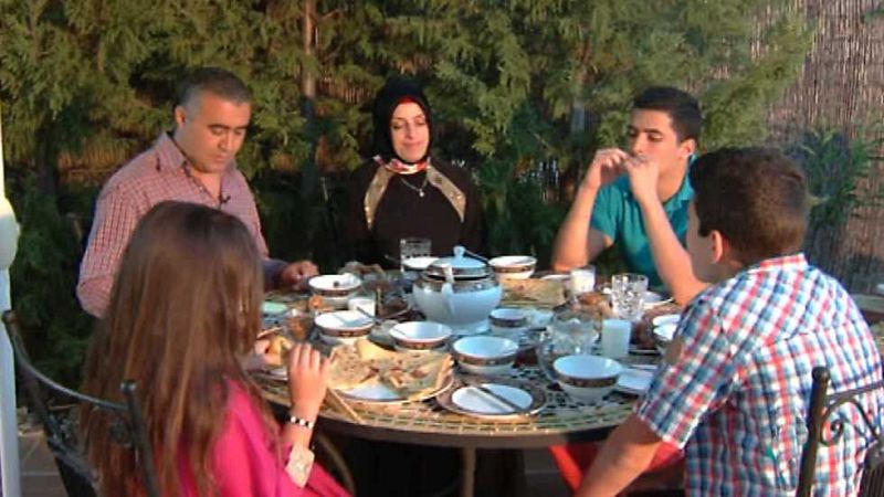 Medina en TVE - Desayuno con familias en Ramadán. Cena Ramadán - ver ahora