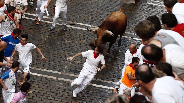 San Fermín - Cuarto encierro muy rápido y accidentado