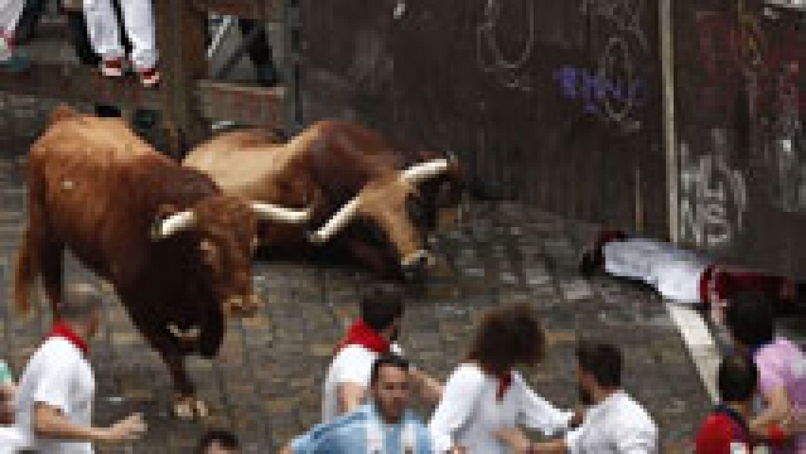 San Fermín: La velocidad y la masificación han propiciado golpes y caídas en el cuarto encierro de San Fermín 2016 | RTVE Play