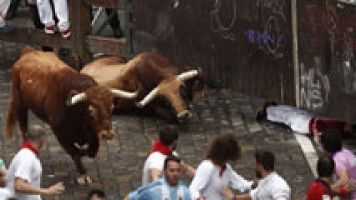 San Fermín - La velocidad y la masificación han propiciado golpes y caídas en el cuarto encierro de San Fermín 2016