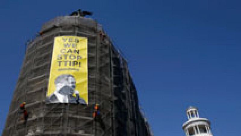 Seis activistas de Greenpeace protestan colgando un cartel contra el TTIP durante la visita de Obama