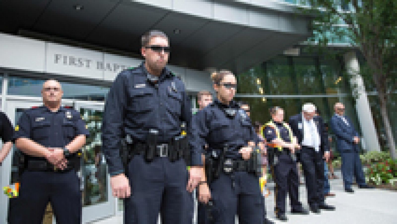 Telediario 1: Tensión entre los agentes de Policía a raíz de la matanza de Dallas | RTVE Play