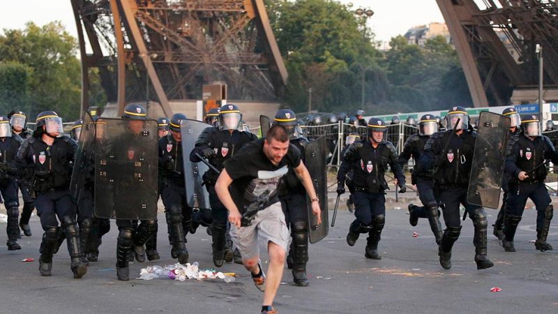 Tras la final perdida por Francia ante Portugal, se registraron enfrentamientos entre radicales y polic�a en los alrededores de la torre Eiffel y en otros puntos del pa�s galo, que se saldaron con 50 detenidos en Par�s y otros 9 en Lyon.