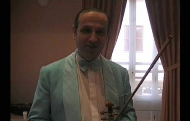 Amar en tiempos revueltos - El compositor desea Feliz Navidad