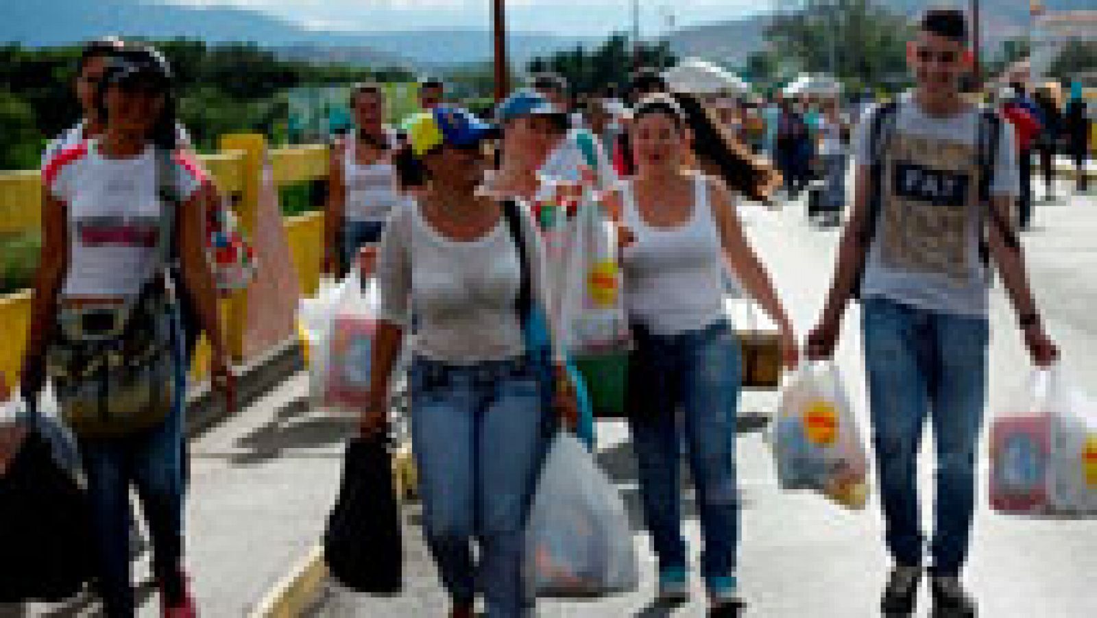 Telediario 1: Cientos de venezolanos cruzan la frontera de Colombia en busca de medicinas y alimentos de primera necesidad | RTVE Play