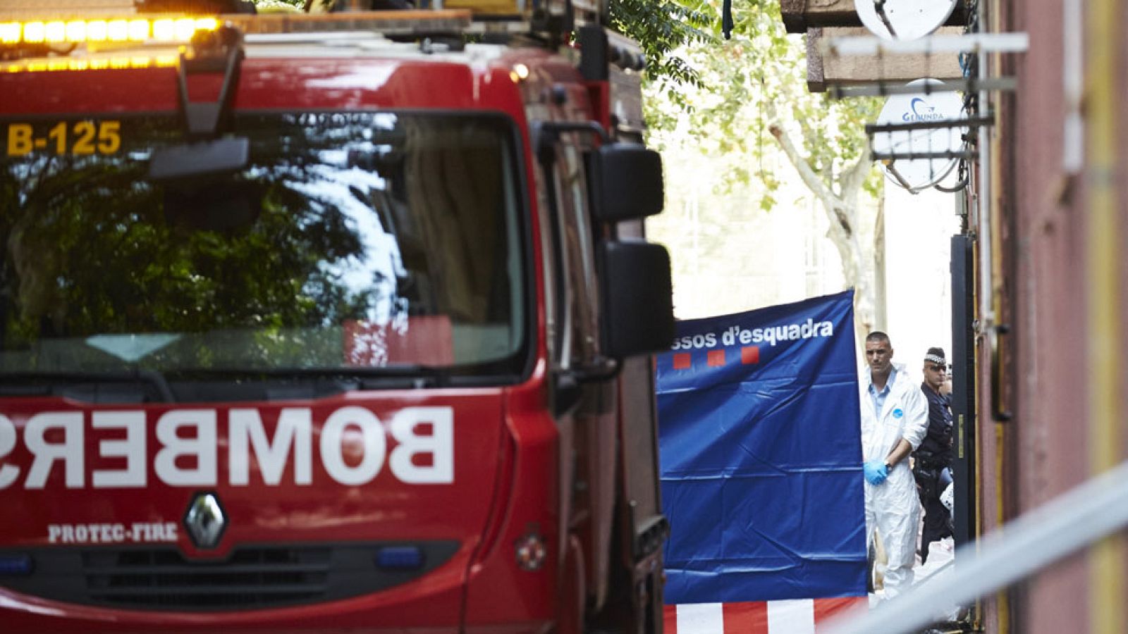 Dos niños de cuatro y seis años han fallecido en el incendio de una vivienda en Barcelona