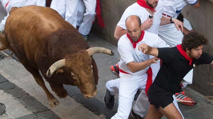 Telediario 1 - Quinto encierro en San Fermin rápido con toros de Jandilla