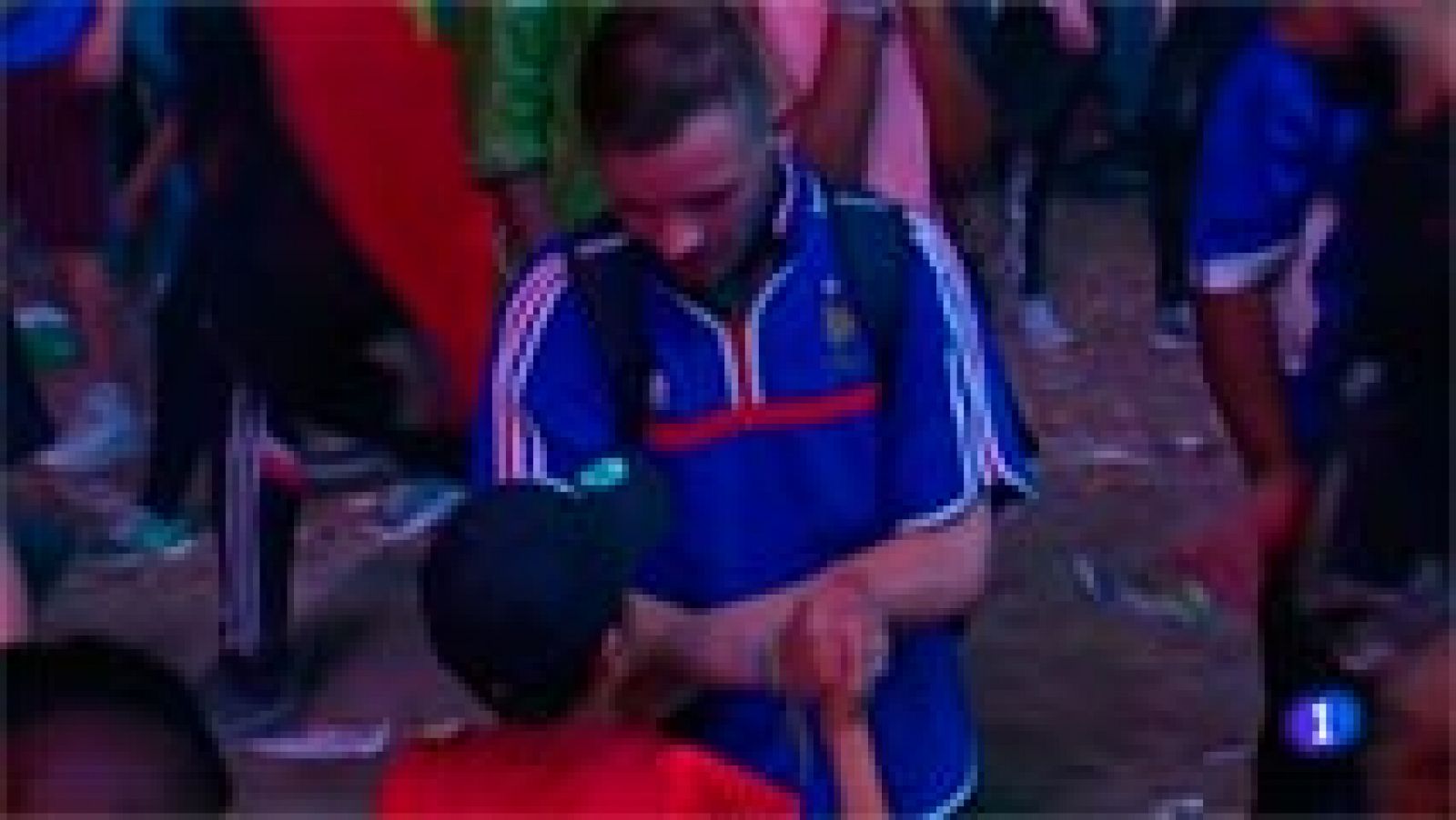 Un niño portugués consuela a un hincha francés