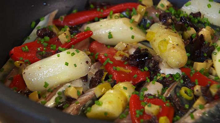 RTVE Cocina - Receta de caballa con pimientos del piquillo y espárragos