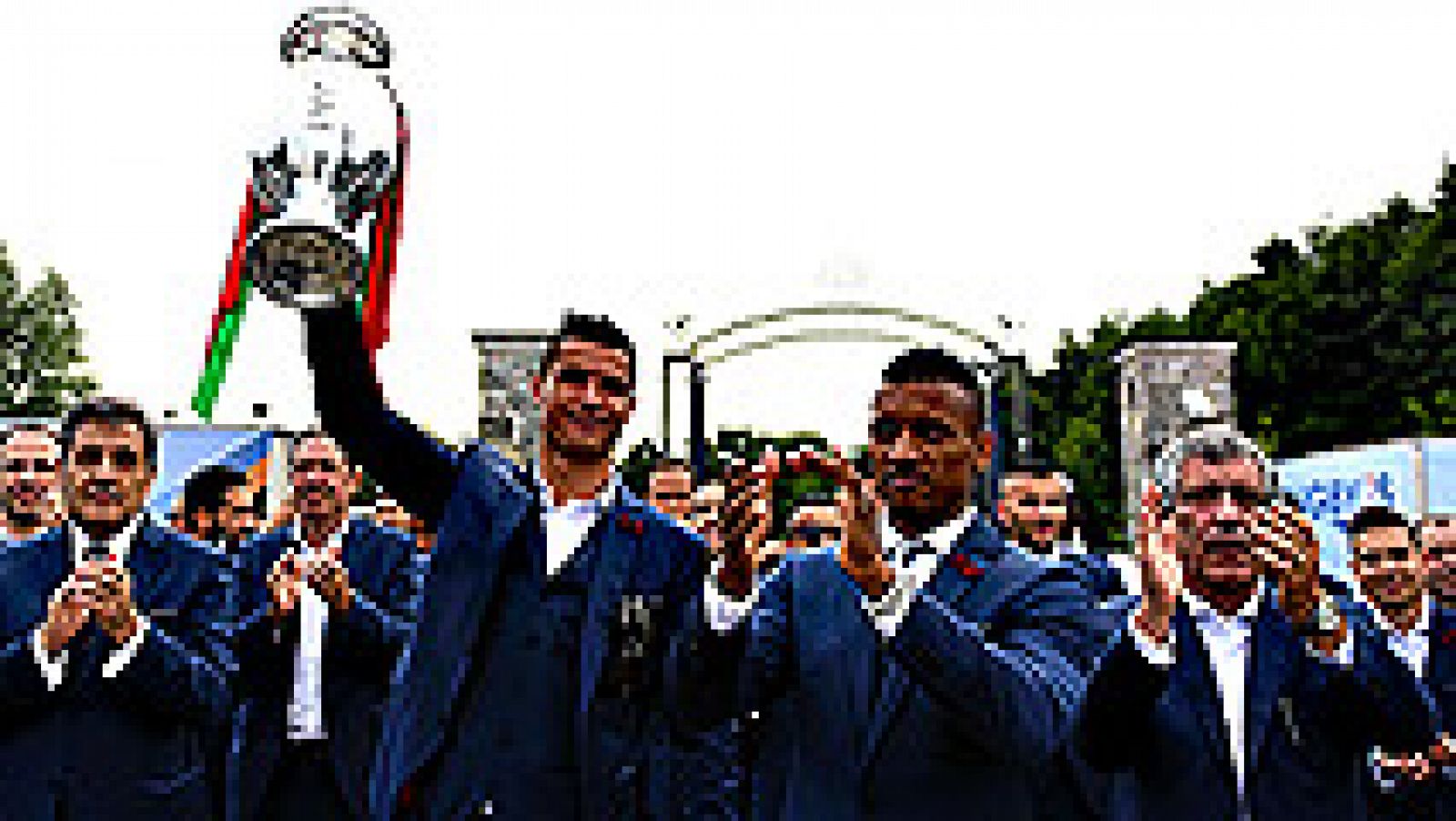 El delantero portugués del Real Madrid, Cristiano Ronaldo, podría  perderse la Supercopa de Europa ante el Sevilla del próximo 9 de  agosto en la localidad noruega de Trondheim por su lesión de rodilla  durante la final de la Eurocopa ante Francia.