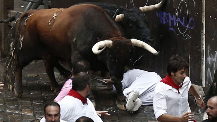San Fermín - Un toro adelantado arrolla a varios corredores en el séptimo encierro de San Fermín 2016