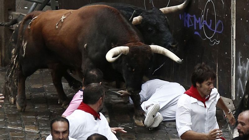 Un toro adelantado arrolla a varios corredores en el séptimo encierro de San Fermín 2016