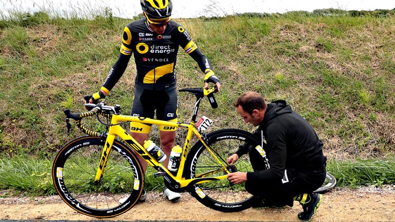 Su tarea es que los corredores dispongan de la mejor bici posible. En sus talléres móviles hay de todo para el cuidado de las bicicletas.