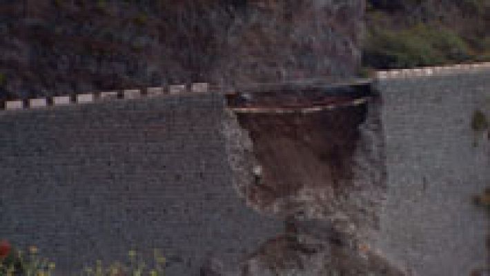 Telediario 1 - Rescatadas 174 personas tras el derrumbe de parte de una carretera en  Tenerife