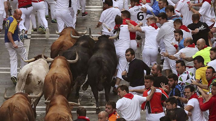 El penúltimo encierro de los Sanfermines acaba con un herido por asta de toro y cinco por contusiones