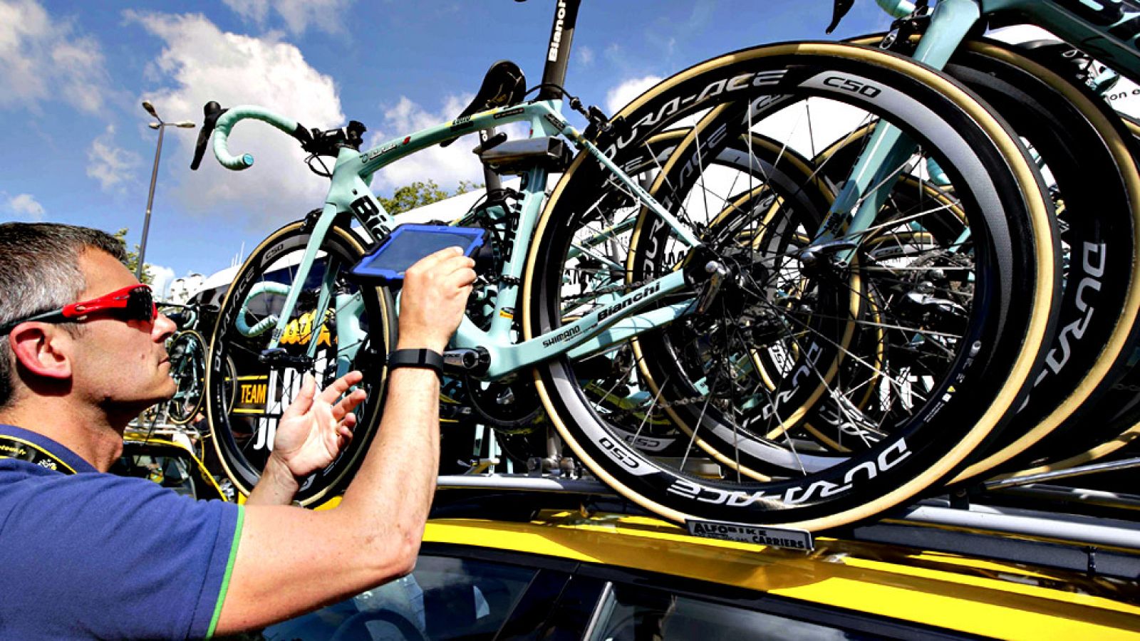 Inspectores del máximo organizo ciclista vigilan cada día centenares de bicicletas para pelear contra los tramposos.
