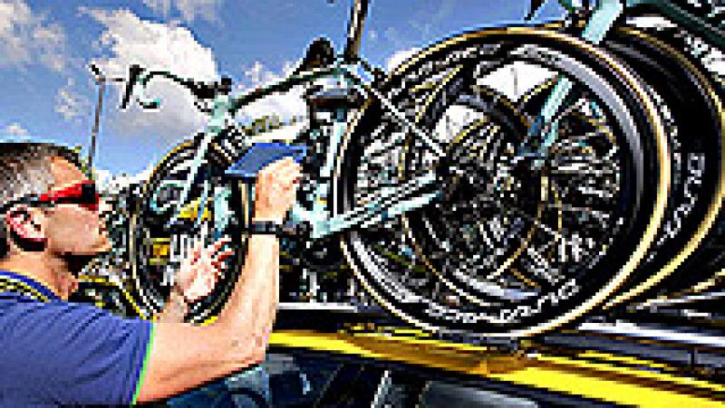Inspectores del máximo organizo ciclista vigilan cada día centenares de bicicletas para pelear contra los tramposos.