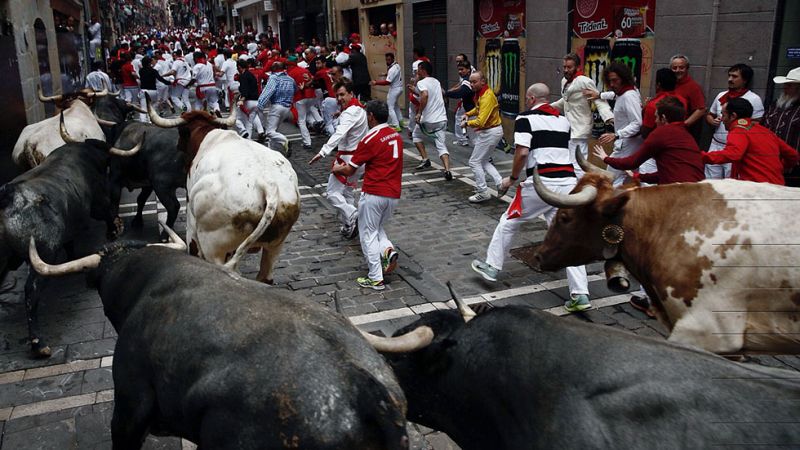 Último encierro de San Fermín 2016 con los Miura, rápido y accidentado por las caídas de los toros 