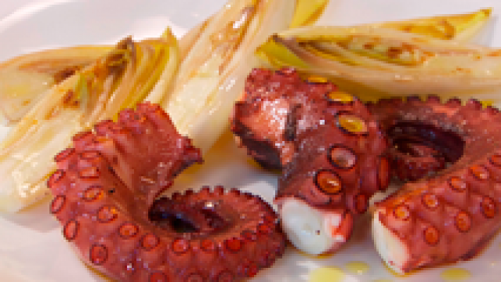 Pulpo a la brasa con endivias