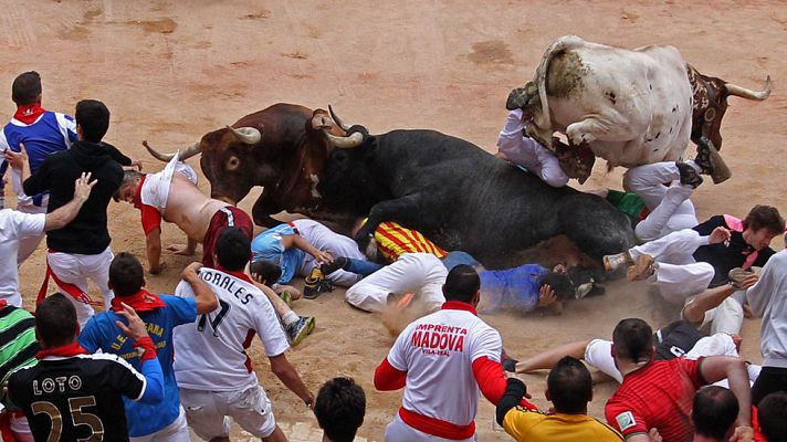 Telediario 1 - San Fermín 2016 se cierra con un encierro rápido y peligroso de los toros de Miura
