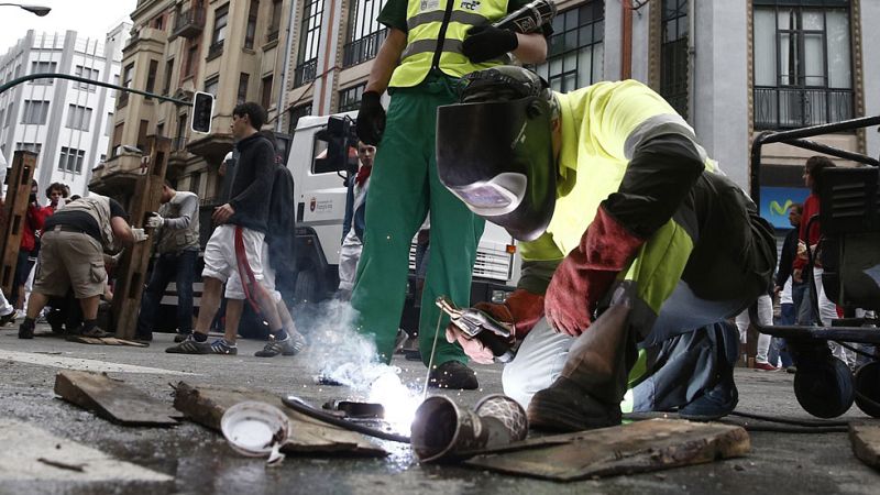 Los operarios retiran el vallado tras el último encierro de San Fermín 2016
