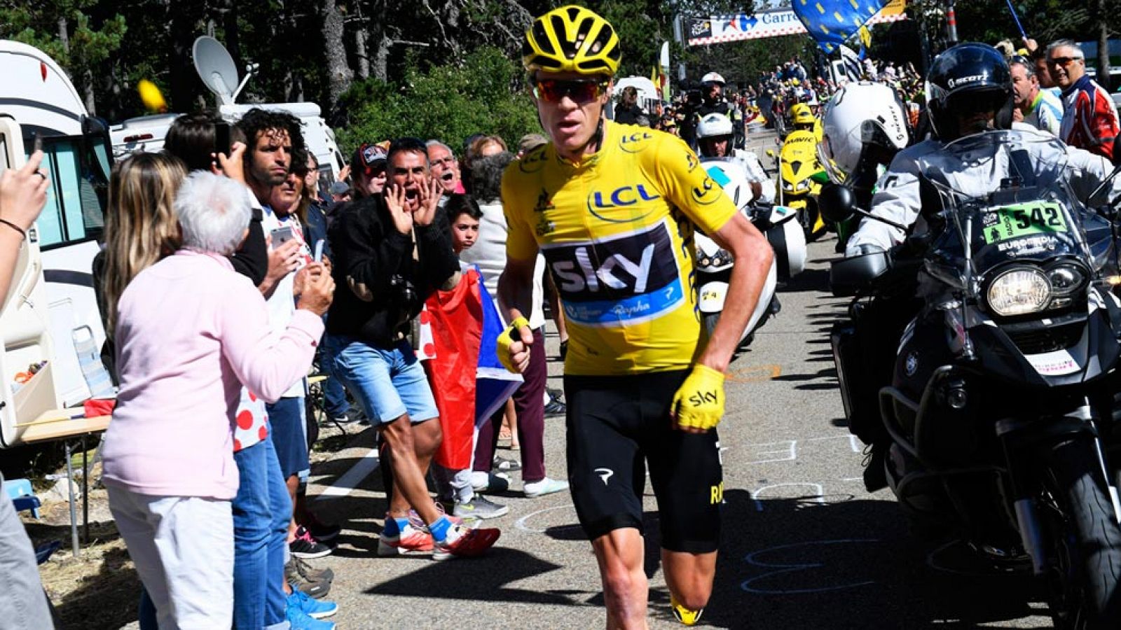 Telediario 1: Froome mantiene el liderato pese a recorrer a pie parte de Mont Ventoux y perder tiempo | RTVE Play