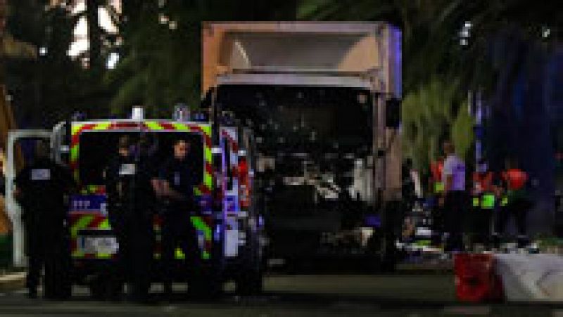 Al menos 30 muertos al arremeter un camión contra una multitud en Niza