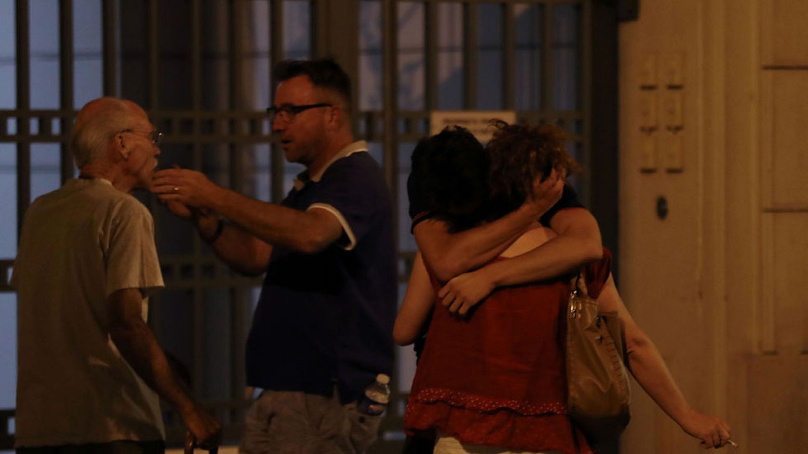 Testigos presenciales hablan de caos, confusión y decenas de cuerpos en el suelo