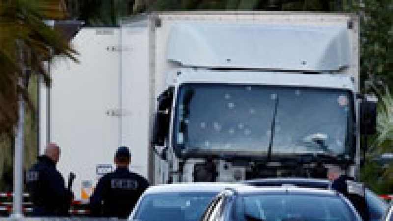 Un terrorista mata a más de 80 personas con un camión en Niza