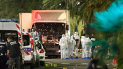 Un atentado perpetrado con un camin en Niza mata a 84 personas