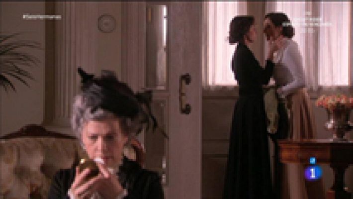 Dolores ve a Celia y Aurora besarse a través del espejo
