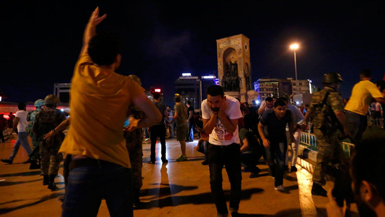 El Ejército ha disparado contra civiles en Estambul