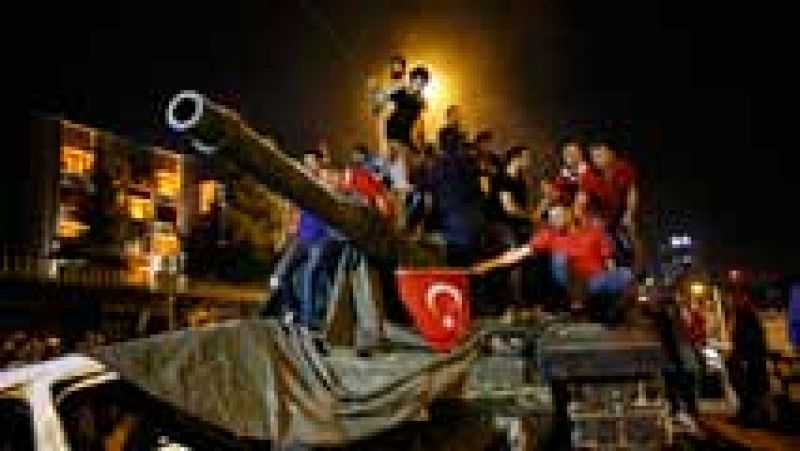 Fracasa el golpe de Estado militar contra Erdogan en Turquía