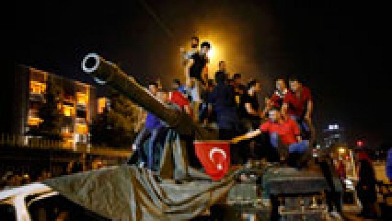 Turquía ha sufrido este viernes un intento de golpe militar que ha puesto contra las cuerdas durante varias horas al Gobierno democrático y al presidente Recep Tayyip Erdogan, que ha llamado al pueblo turco a salir "a las plazas" para resistir ante l