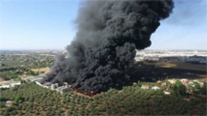 Estabilizado un gran incendio en la fábrica de Ybarra en Dos Hermanas