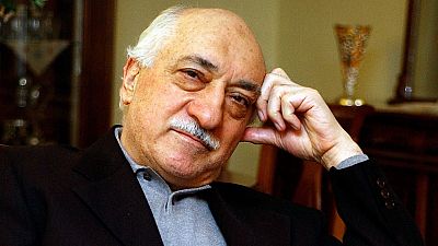 El Gobierno de Erdogan ha acusado directamente al cl�rigo Fethullah G�len, antiguo aliado y ahora rival del AKP de haber impulsado el golpe militar desde su exilio en Estados Unidos. Sin embargo, �ste lo niega y afirma que "a trav�s de las intervenci