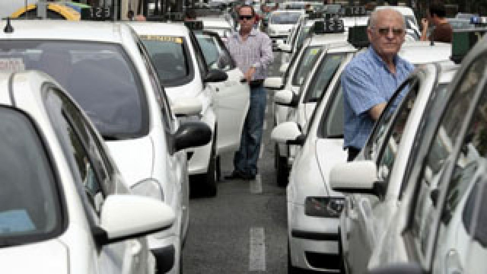 Telediario 1: Denuncian a diez taxistas de Valencia por publicitar la prostitución | RTVE Play