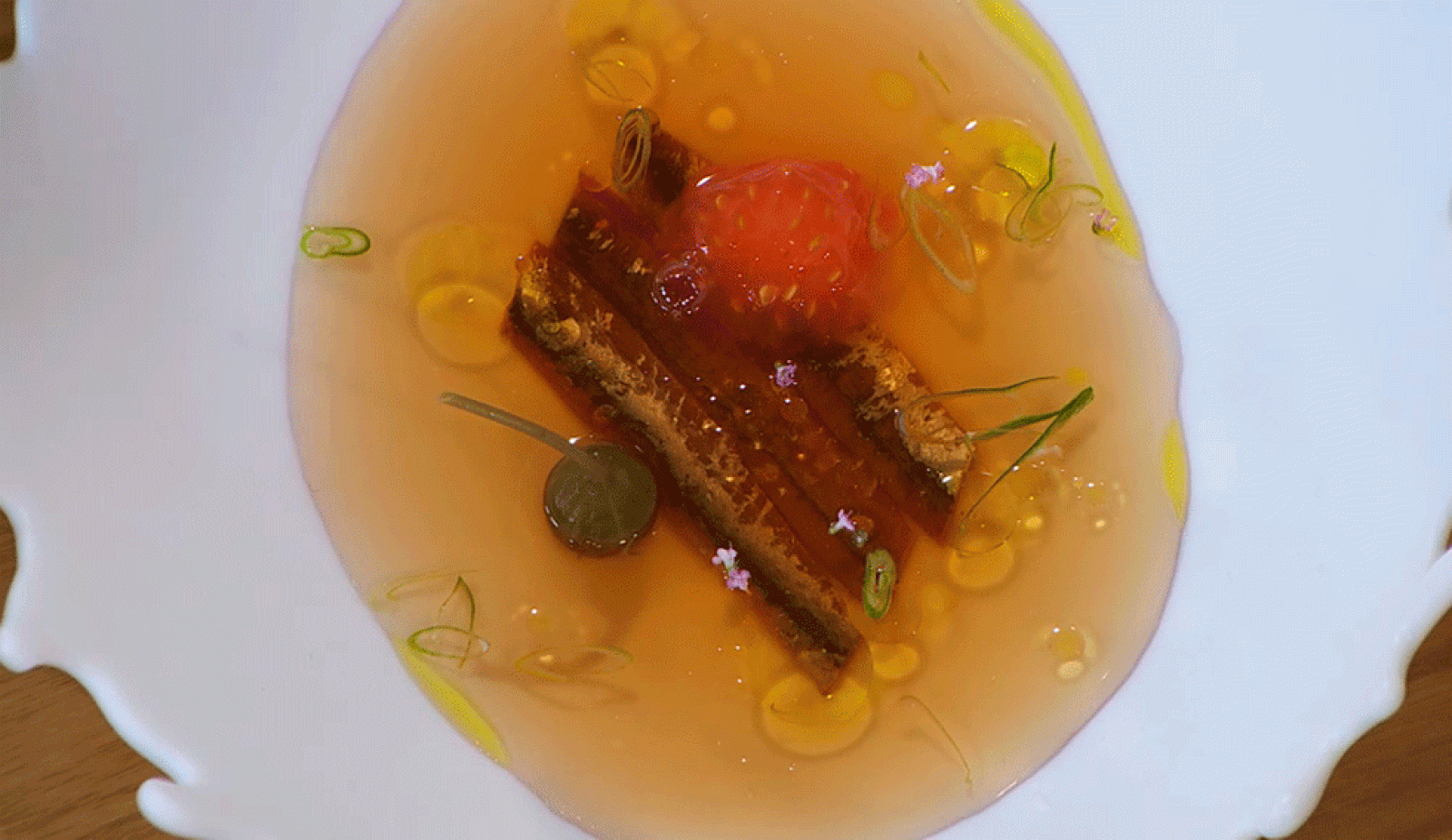 Consomé de tomate y anchoa