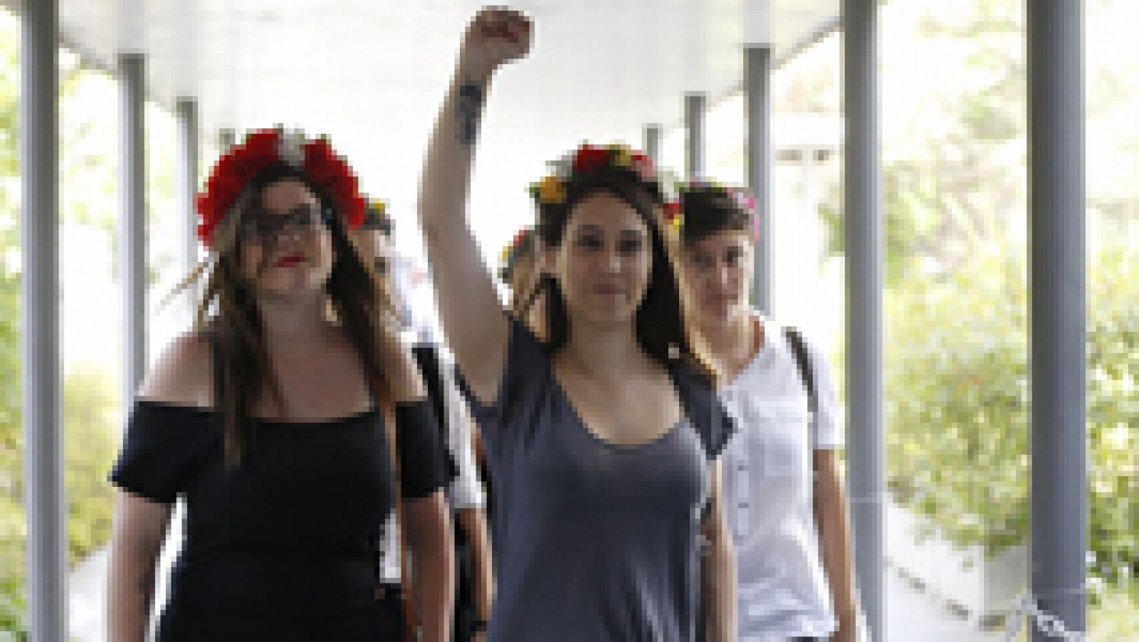 Telediario 1: Las activistas de Femen defienden su "pacifismo" | RTVE Play