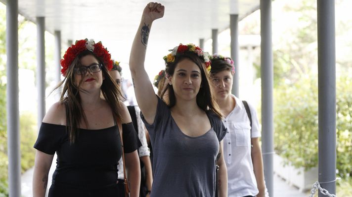 Telediario 1 - Las activistas de Femen defienden su "pacifismo"