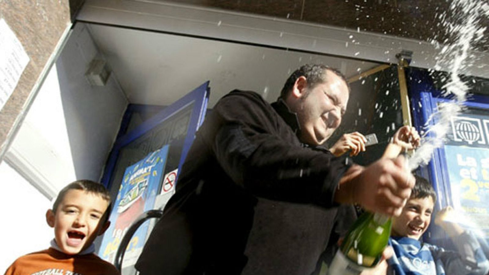 El primer premio del sorteo de Navidad ha llevado la alegría entre otros lugares a Barcelona, a Sabadell y a Soria.