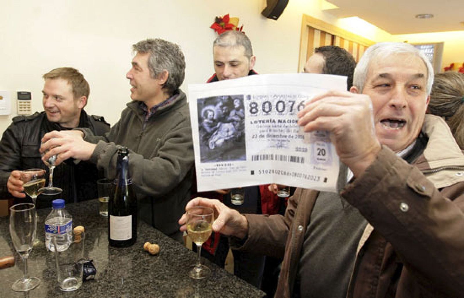 El tercer premio de la lotería de Navidad se cantó a los cinco minutos de empezar el sorteo y lo ha repartido todo el bar Gari de Soria.