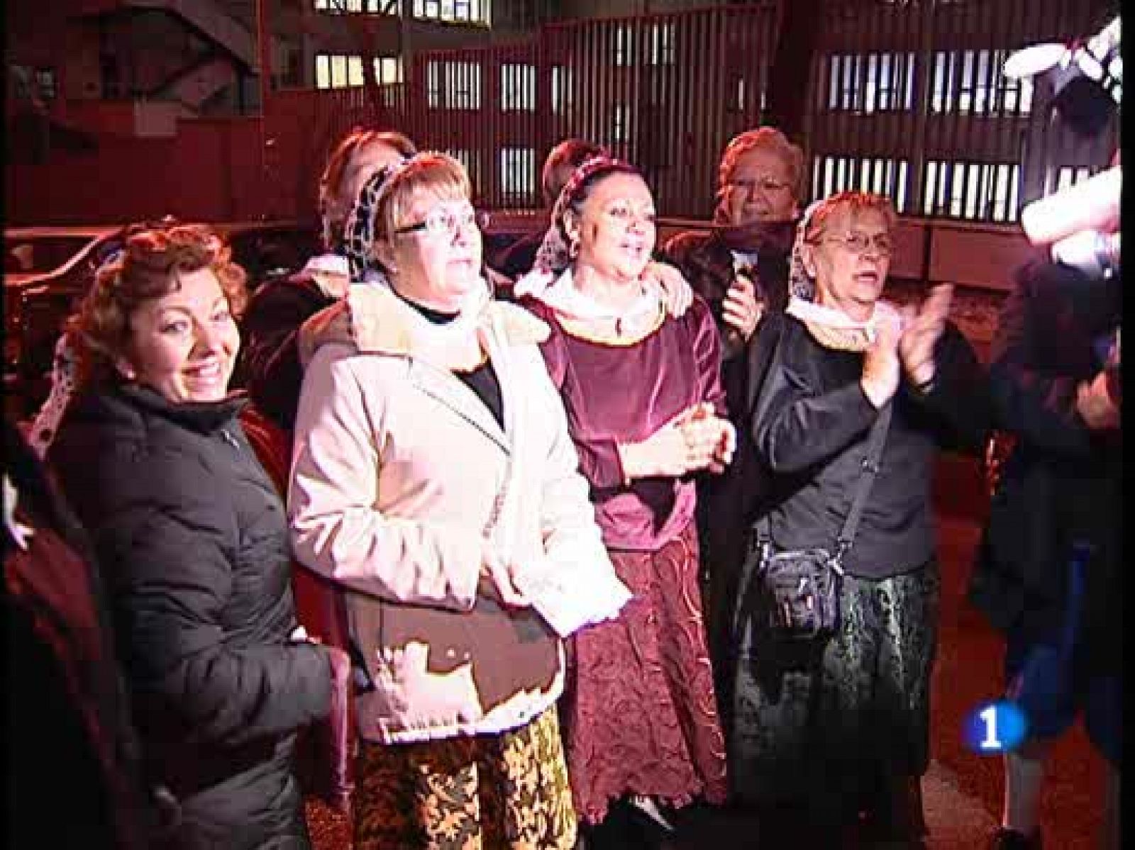 Xaquín López hace una crónica del Sorteo desde su epicentro: colas para entrar al lugar, curiosos disfrazados, una madre emocionada porque su hijo ha cantado el Gordo...